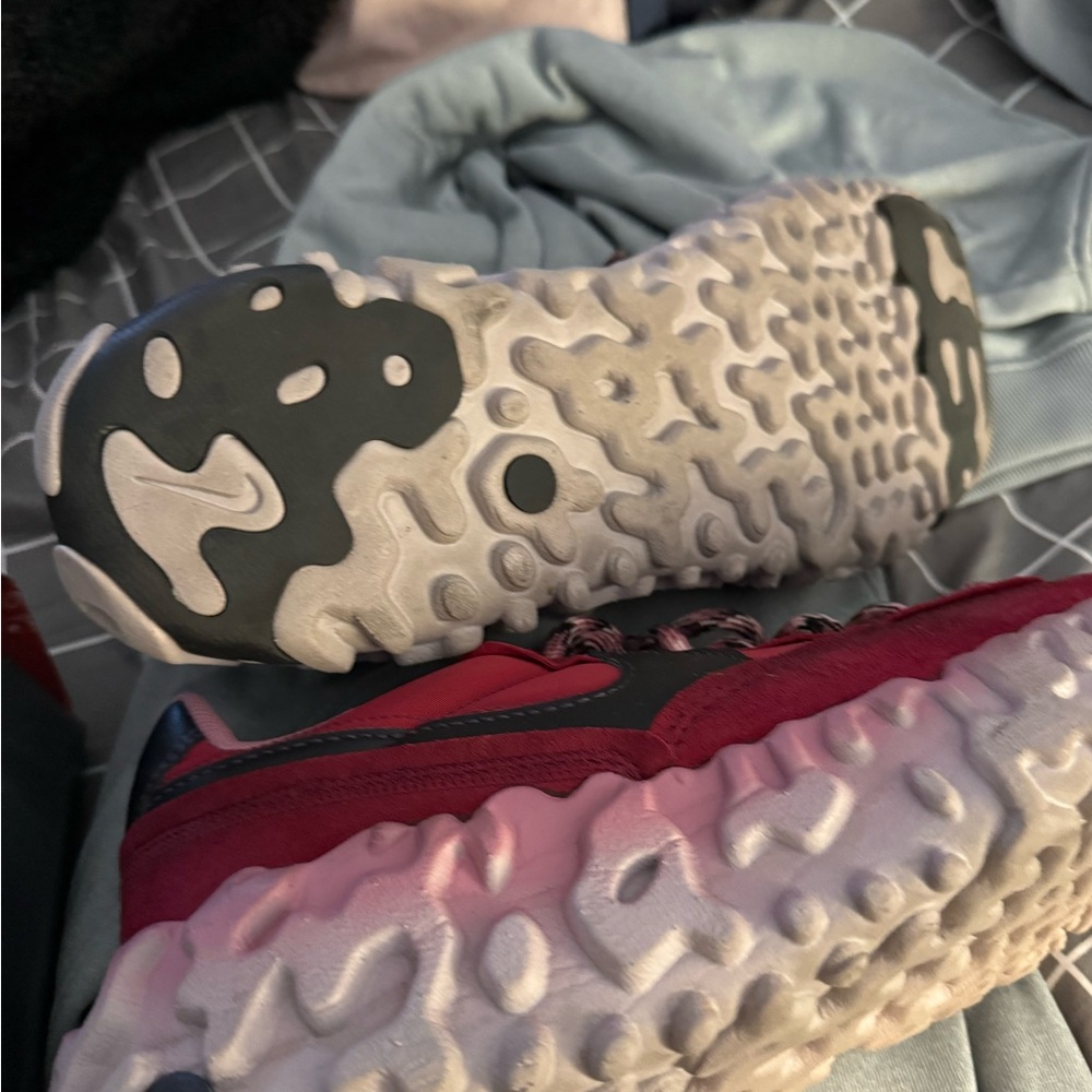 Nike Crimson and Rose Athletic Shoesoverbreaks - Picture 3 of 6